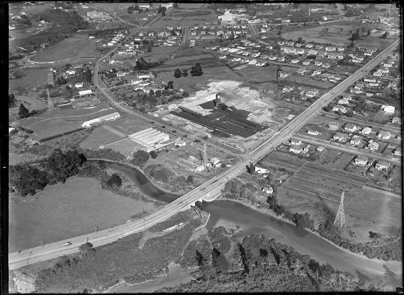 Aerial photo of New Lynn in June 1946 showing the Crum Brick, Tile and Pottery works, its clay pit and the houses around it